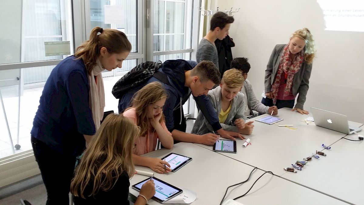 Kinder üben die Rechtschreibung mit der Booost-App