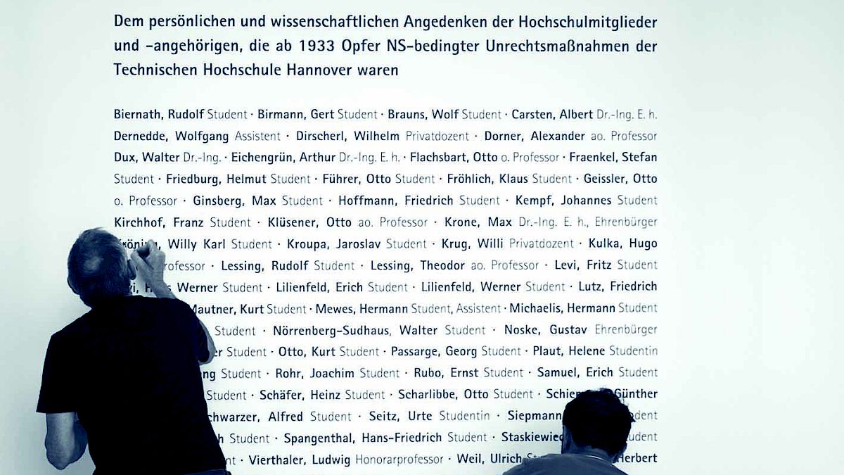 Tafel im Lichthof zum Gedenken an Hochschulmitglieder, die in der NS-Zeit von Unrechtsmaßnahmen betroffen waren.